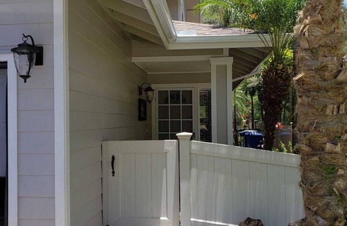 Mililani Mauka - Launani Valley House | Central tropical streamside retreat. NO CLEANING FEE.