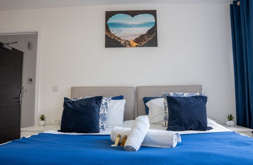 Central Milton Keynes Condo | Central Two Bed, Two Bath Apartment | Free Parking