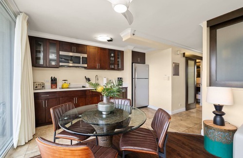 Waikiki Condo | Central Waikiki! Large lanai, close 2 beach! Fireworks! WASHLET! Sleeps 6!