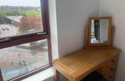Kelvinbridge Apartment | Central/West End 1 Bed Apartment - Private carpark