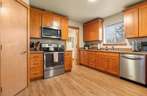 Grand Mound House | Centralia home minutes to NW Sports Hub. Modern three bedroom - primary ensuite. Two additional bedrooms with second full bathroom. Full kitchen. Fully fenced backyard with covered patio. In home laundry - full size washer/dryer. Parking - 4 cars