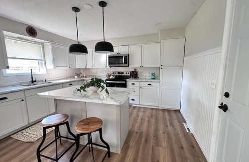 Fairview Heights House | Centrally located, 7 miles from ScottAFB, 14 miles to Downtown St Louis