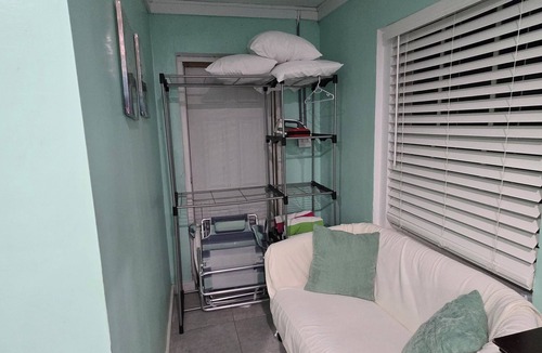 George Town Apartment | Centrally located 1 bedroom efficiency