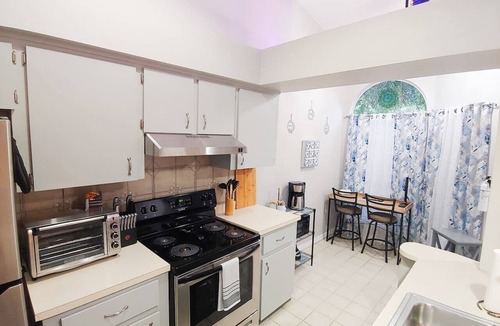 Gainesville Condo | Centrally located 2 bedroom condo for 6 people