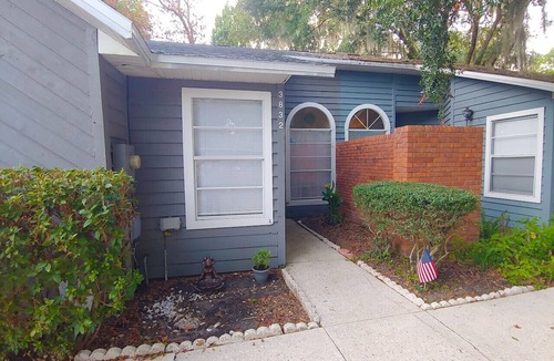 Gainesville Condo | Centrally located 2 bedroom condo for 6 people