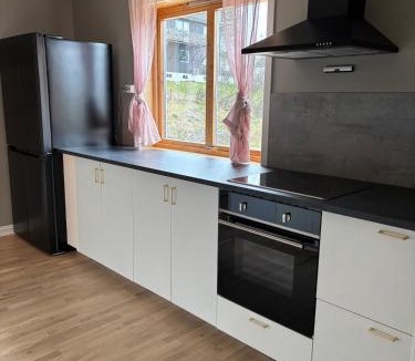 Raufoss Apartment | Centrally located, 3 bedrooms, garden, parking and fast WiFi