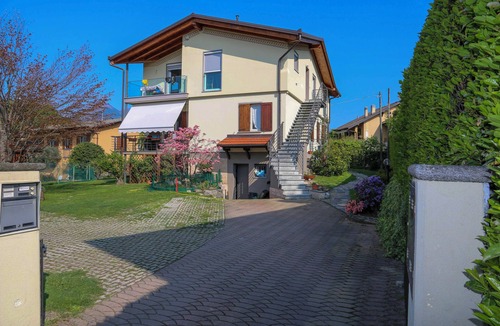 Maccagno Apartment | Centrally located 3-room apartment with large garden, just 100 m from the lake