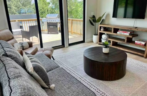 Valparaiso Apartment | Centrally located, 3 bedroom, 2 bath oasis steps from Valparaiso University
