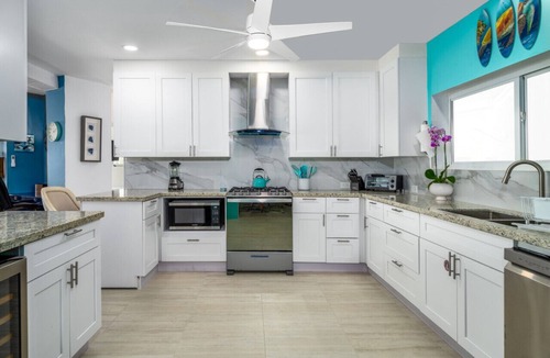 Estate Hospital Ground House | Centrally located 7br with pool, 3 kitchens, pool and lots of space!