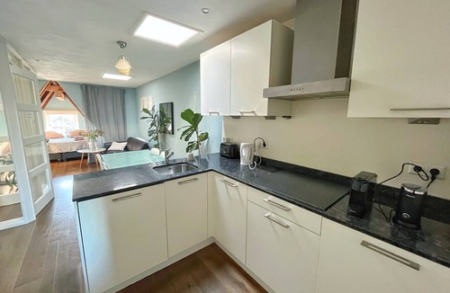 Jordaan Apartment | Centrally Located Comfortable Renovated Monument Apartment