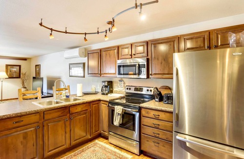 Deadwood Apartment | Centrally-Located Deadwood Apt w/Mountain Views!