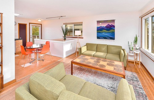 Fernwood House | Centrally Located Fernwood 3 Bedroom House in Victoria