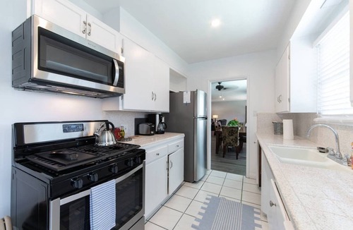 Eastside House | Centrally located in Long Beach, between LA and Orange County-with dipping Pool.