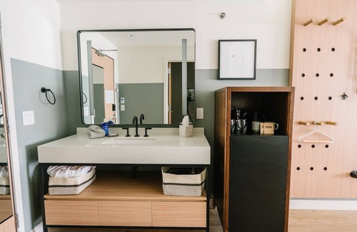 Moab Hotel | Centrally Located King Unit, Gravity Haus, Modern Amenities, Downtown Access