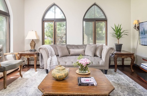Delaware House | Centrally located Mansion Guest House