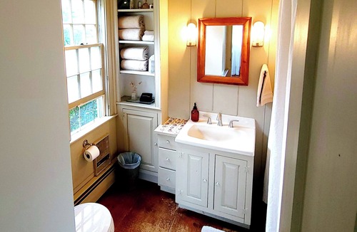 Whitefield House | Centrally located MidCoast country farmhouse suite, just 20 minutes to Route 1!