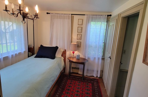 Whitefield House | Centrally located MidCoast country farmhouse suite, just 20 minutes to Route 1!