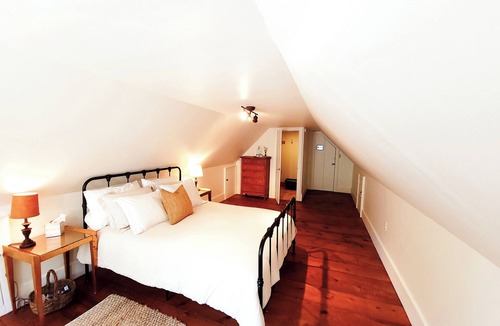 Whitefield House | Centrally located MidCoast country farmhouse suite, just 20 minutes to Route 1!