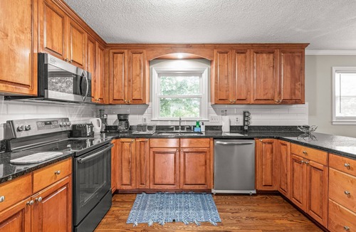 Harwood Lane House | Centrally Located Ranch - 15mins to Airport & Uptown