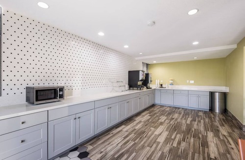 Lovington Hotel | Centrally Located Stay Right off I-35 | Budget-friendly Hotel Room