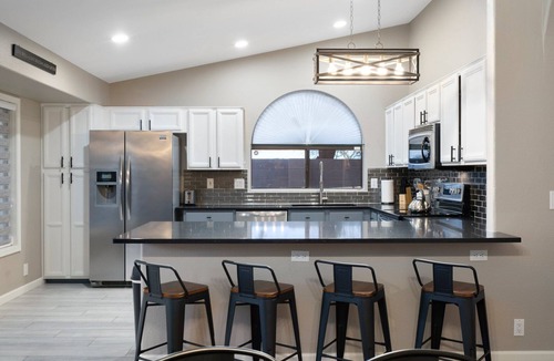 Paradise Valley Village House | Centrally Located Super Bowl House - Pool, Putt & Play