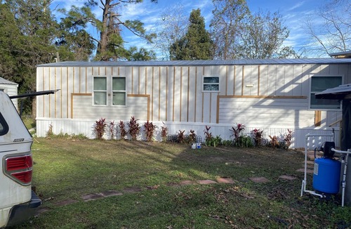 Hollister House | Centrally located to all North Florida Hot spots