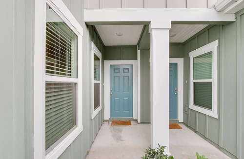 Baymeadows House | Centrally Located Townhome! Minutes from Beaches and downtown!