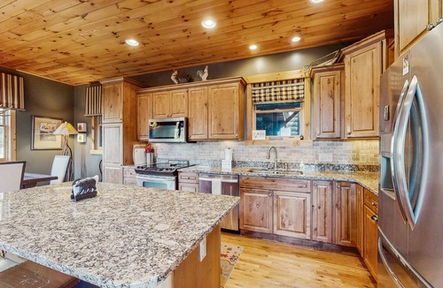 Seven Devils Cabin | Centrally located upscale cabin with mountain views, pool table & dog-friendly!