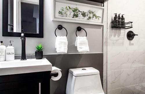 Truxton Circle Apartment | Centrally-Located Well-Decorated Solar-Powered
