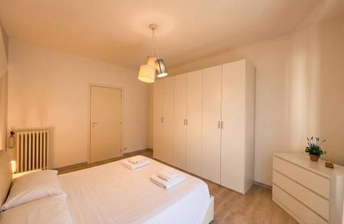 Sesto Calende Apartment | Centro & Leonardo: Trilocale Moderno con Balcone