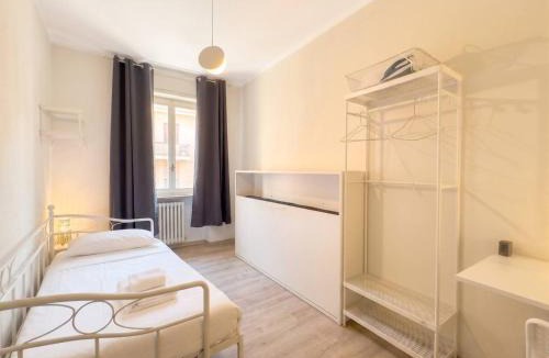 Sesto Calende Apartment | Centro & Leonardo: Trilocale Moderno con Balcone