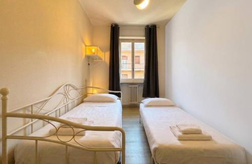 Sesto Calende Apartment | Centro & Leonardo: Trilocale Moderno con Balcone