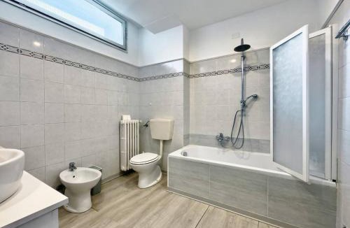 Sesto Calende Apartment | Centro & Leonardo: Trilocale Moderno con Balcone