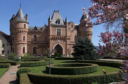 Saint-Priest-Bramefant Hotel | Château de Maulmont