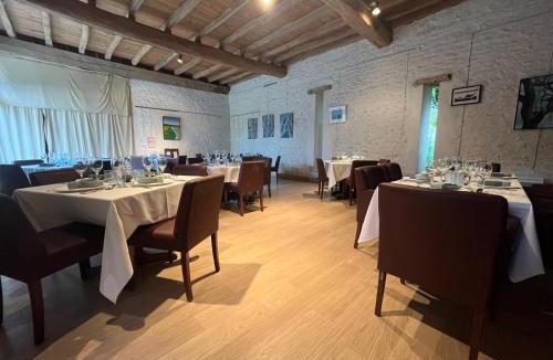 Celle-Levescault Bed & Breakfast | Château de La Grange