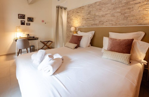 Lancon-Provence Hotel | Château la Beaumetane