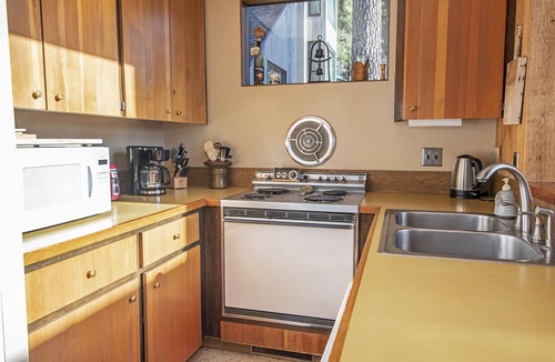 Black Butte Ranch Condo | CH059 | Vintage Condo with Floor-to-Ceiling windows with full Mountain views!