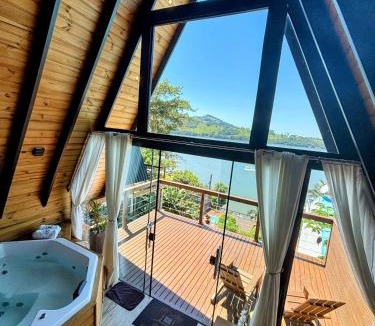 Imarui Cabin | Chalé com Hidromassagem, Lareira e Piscina na Beira da Lagoa