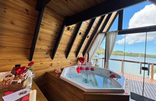 Imarui Cabin | Chalé com Hidromassagem, Lareira e Piscina na Beira da Lagoa