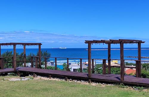 Vila Alvorada House | Chalé com Piscina Aquecida - Vista Panorâmica da Praia, a 200m do Mar, Sala de Jogos, Academia e Churrasqueira