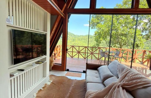 Blumenau Cabin | Chalés Aframe com café da manhã artesanal, 39km de Pomerode, Hidromassagem privativa, silenciosos em meio a natureza, lagoa para pesca esportiva