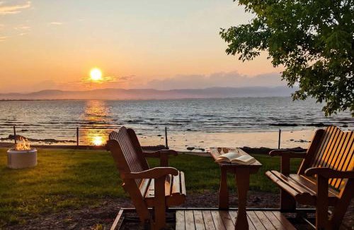 Cap-Saint-Ignace Ski Chalet | Chalet #2 Waterfront with Spa, Fireplace Wifi & AC