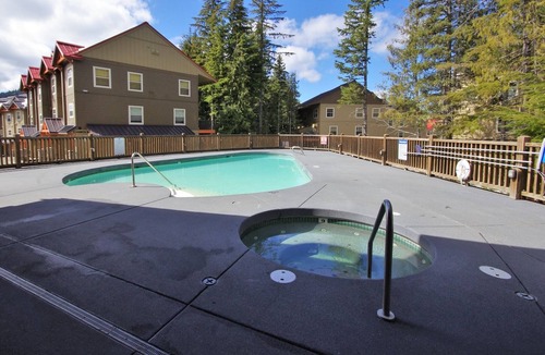 Government Camp Ski Chalet | Chalet 59 at the Official Collins Lake Resort