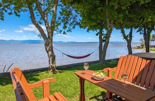 Cap-Saint-Ignace Ski Chalet | Chalet #7 Waterfront with Spa, Fireplace Wifi & AC