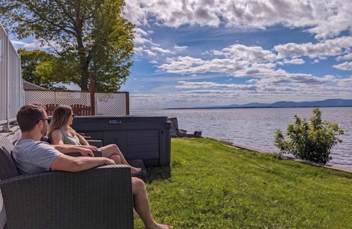 Cap-Saint-Ignace Ski Chalet | Chalet #8 Waterfront | Spa | Fireplace | Wifi | AC