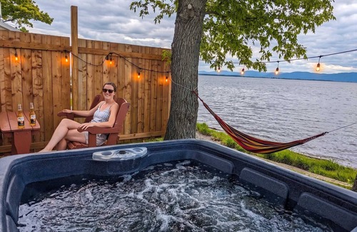 Cap-Saint-Ignace Ski Chalet | Chalet #9 Waterfront with Spa, Fireplace, Wifi & AC