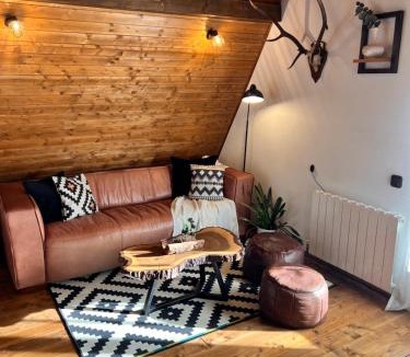 Muntele Baisorii House | Chalet A Baisoara - Luxury A-Frame cu Piscină Încălzită