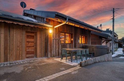 Les Gets Ski Chalet | Chalet Abeille 12 Guests Hot Tub Free Ski Bus