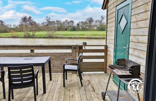 Villiers-Charlemagne House | Chalet au Bord de l'Eau avec Pont levis - Idéal Familles & Pêcheurs, 5-7 pers, Terrasse et Jeux - FR-1-600-166