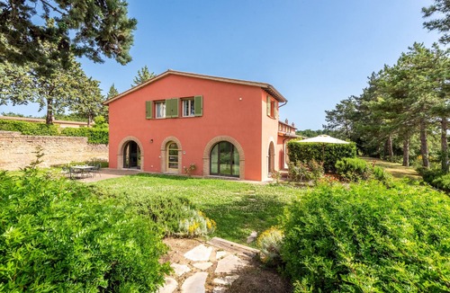 Trequanda House | Chalet "Azzurro" with Mountain View, Shared Pool & Wi-Fi
